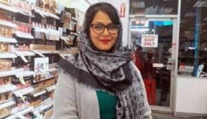 রোজায় ৫০ জনকে কোরআন শরীফ উপহার দিলেন গায়িকা মুন্নী 