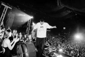 Fred Again 10 City Tour A Phone Free ফ্রেড আবার..'স ১০টি শহরে ১০টি শো: ফোন-মুক্ত, স্টার-স্টাডেড মিউজিক্যাল যাত্রা