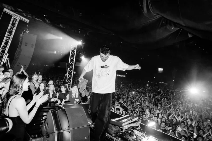 Fred Again 10 City Tour A Phone Free ফ্রেড আবার..'স ১০টি শহরে ১০টি শো: ফোন-মুক্ত, স্টার-স্টাডেড মিউজিক্যাল যাত্রা