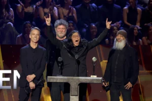 Jim Carrey Joins Soundgarden for Rock Hall Induction জিম ক্যারি ও সিয়াটল স্টারদের নিয়ে সাউন্ডগার্ডেনের রক হল ইনডাকশন