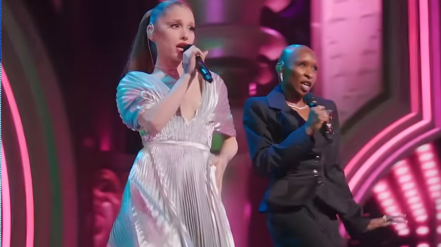 Untitled design 58 অ্যারিয়ানা গ্র্যান্ডে ও সিনথিয়া এরিভো ‘উইকেড’ কনসার্ট স্পেশালের প্রথম ঝলকে শিহরণ জাগান