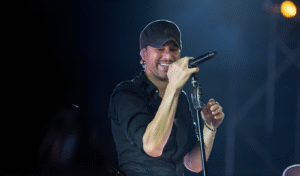 Untitled design 7 মুম্বাই কনসার্টে পুরনো দিনের স্মৃতি ফিরিয়ে এনরিকে ইগলেসিয়াস