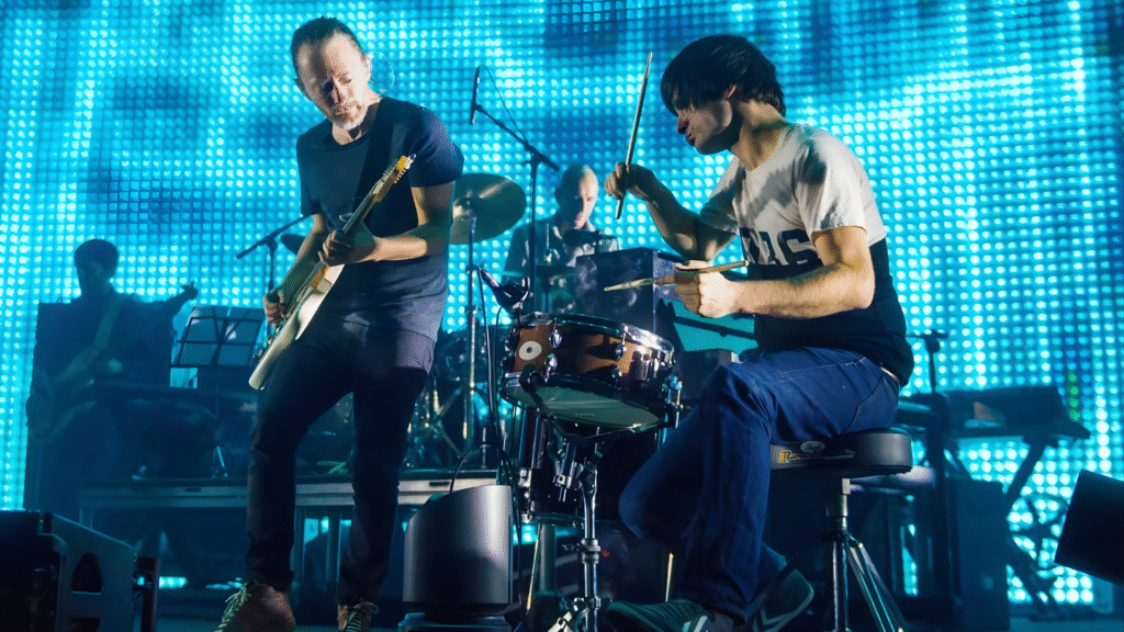 অতুলনীয় মূহুর্ত! Radiohead তাদের পুরনো গানের ঝলক তুলে ধরলো ইউরোপে 3 অতুলনীয় মূহুর্ত! Radiohead তাদের পুরনো গানের ঝলক তুলে ধরলো ইউরোপে