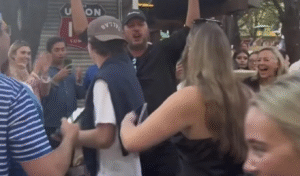 কান্ট্রি সুপারস্টার লুক ব্রায়ানকে টেক্সাসের রেস্টুরেন্টে হঠাৎ দেখা মিললো কান্ট্রি সুপারস্টার লুক ব্রায়ানকে টেক্সাসের রেস্টুরেন্টে হঠাৎ দেখা মিললো