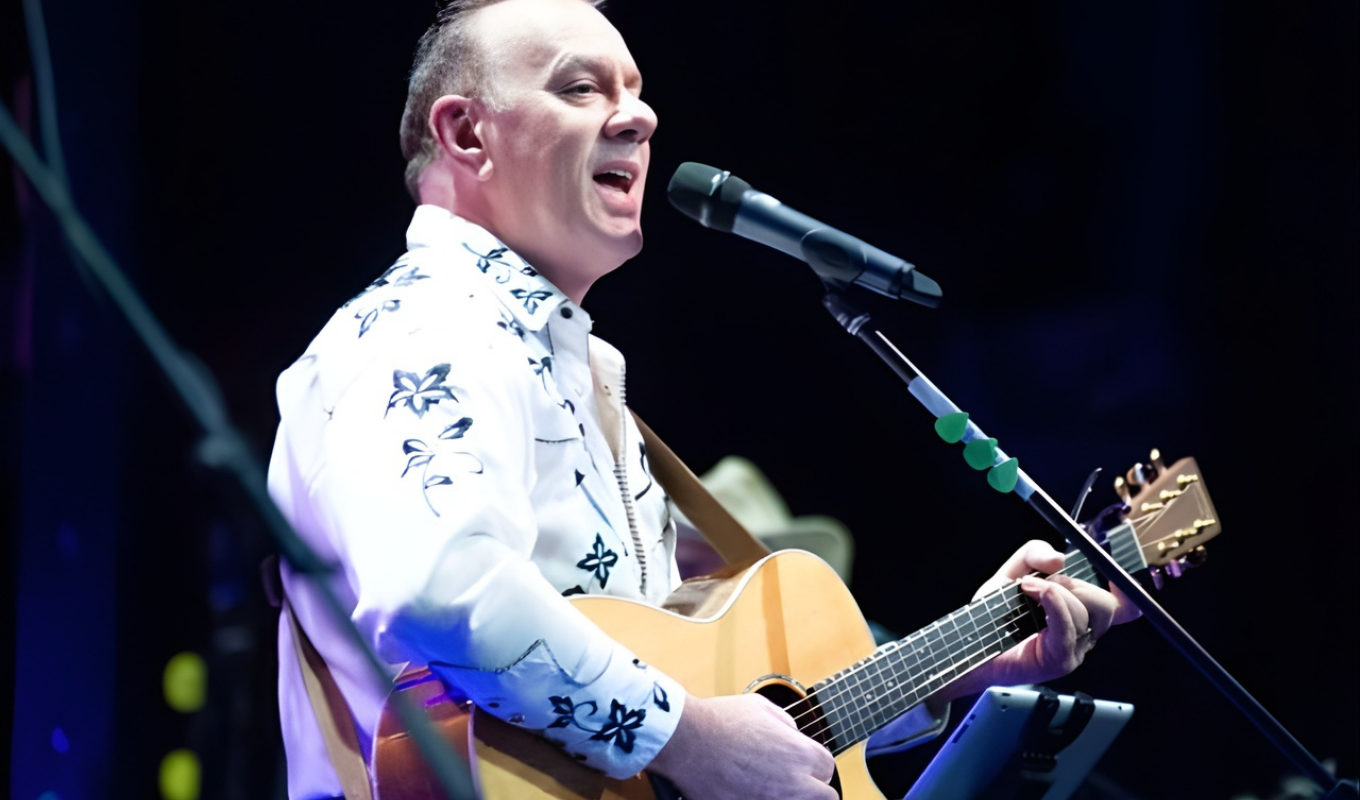 জন ডেনভারের সুরে প্রাণবন্ত কনসার্ট পেন্টিকটনে জন ডেনভারের সুরে প্রাণবন্ত কনসার্ট পেন্টিকটনে