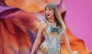 টেইলর সুইফটের গোপন ক্রিসমাস মিউজিক ভিডিও শুটিং এর অন্তরালে টেইলর সুইফটের গোপন ক্রিসমাস মিউজিক ভিডিও শুটিং এর অন্তরালে