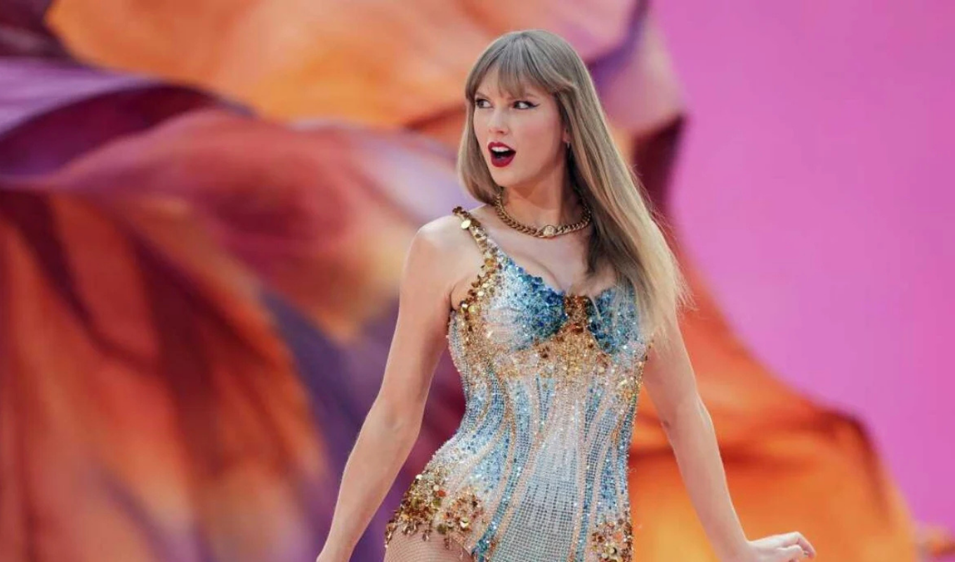 টেইলর সুইফটের গোপন ক্রিসমাস মিউজিক ভিডিও শুটিং এর অন্তরালে 1 টেইলর সুইফটের গোপন ক্রিসমাস মিউজিক ভিডিও শুটিং এর অন্তরালে টেইলর সুইফটের গোপন ক্রিসমাস মিউজিক ভিডিও শুটিং এর অন্তরালে