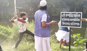 তাওহিদী জনতা দ্বারা বাউল শিল্পী আবুল সরকারকে সমর্থনকারীদের ওপর হামলা ৩ জন আহত ‘তাওহিদী জনতা’ দ্বারা বাউল শিল্পী আবুল সরকারকে সমর্থনকারীদের ওপর হামলা, ৩ জন আহত