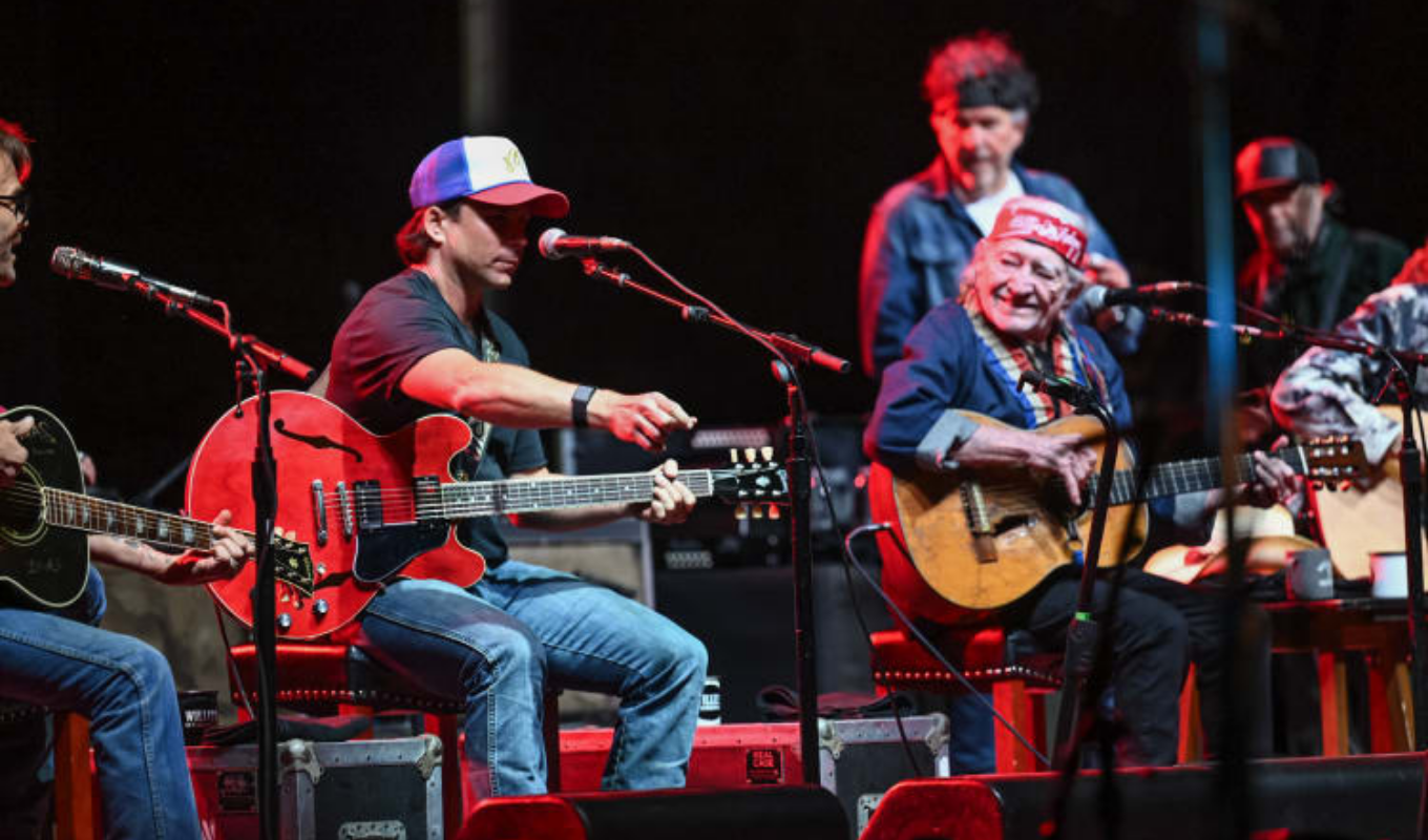 বাবা ছেলে উইলি ও লুকাস নেলসন একসঙ্গে গ্র্যামি ইতিহাস গড়লেন বাবা-ছেলে উইলি ও লুকাস নেলসন একসঙ্গে গ্র্যামি ইতিহাস গড়লেন