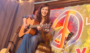 স্যান্ডি তার রেট্রো-মনা আধুনিক জগতে আমাদের স্বাগত জানাচ্ছেন 'ইস্যুজ' অ্যালবাম দিয়ে