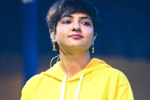 মঞ্চেই হেনস্তা! গান গাইতে গিয়ে বিপাকে জনপ্রিয় গায়িকা