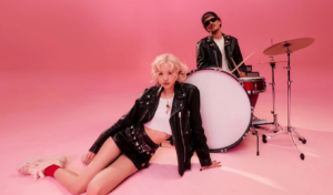 ব্রুনো মার্সের জাদুকরী ছোঁয়ায় যেভাবে পূর্ণতা পেল রোজের ‘এপিটি’