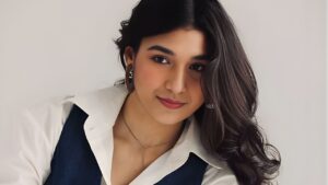 মঞ্চে ‘পাসুরি গায়িকার দিকে তেড়ে এল ড্রোন আহত মঞ্চে ‘পাসুরি’ গায়িকার দিকে তেড়ে এল ড্রোন, আহত