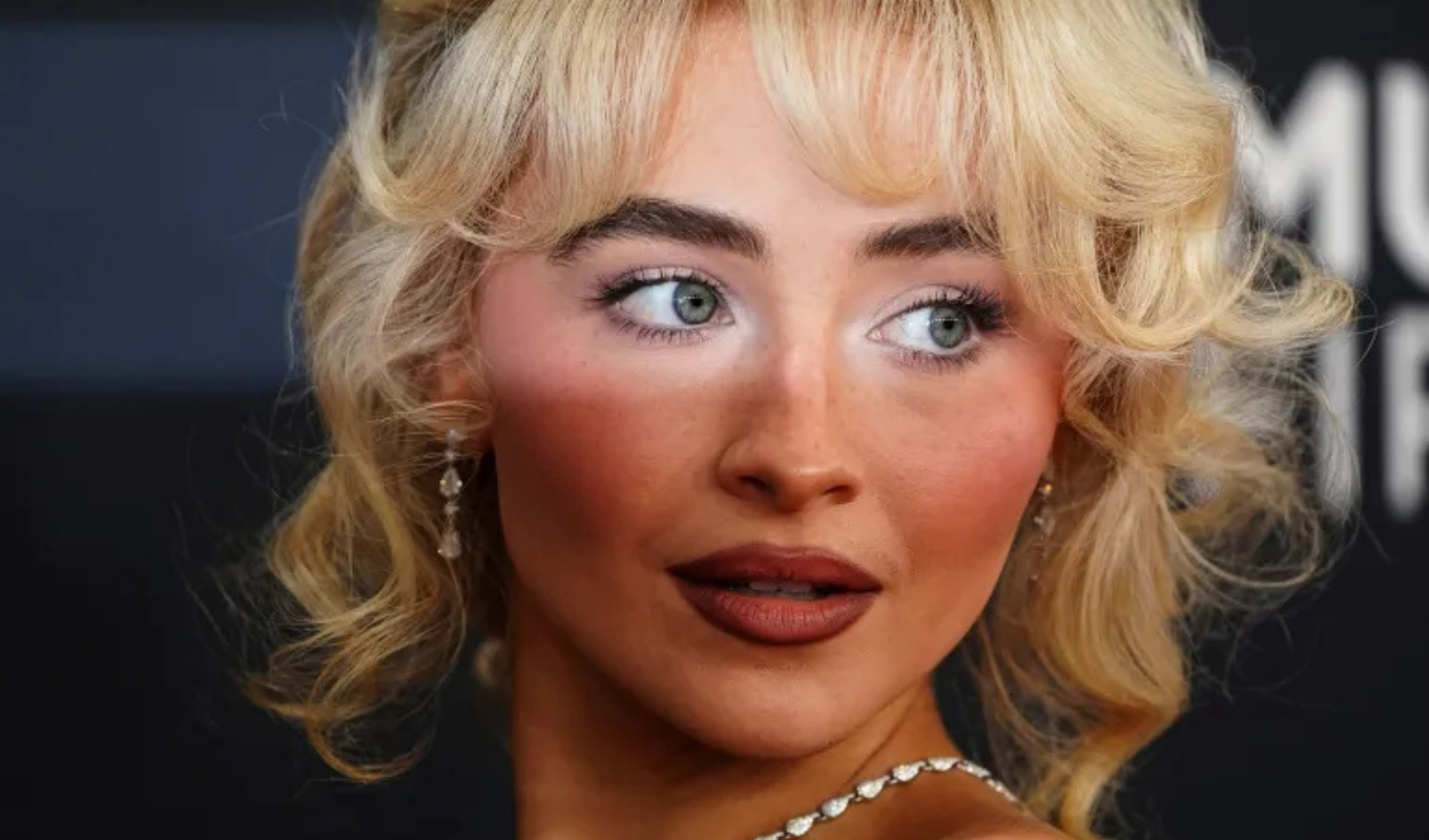 সাব্রিনা কার্পেন্টারের সংগীত ব্যবহার নিয়ে মার্কিন প্রশাসনের বিরুদ্ধে ক্ষোভ