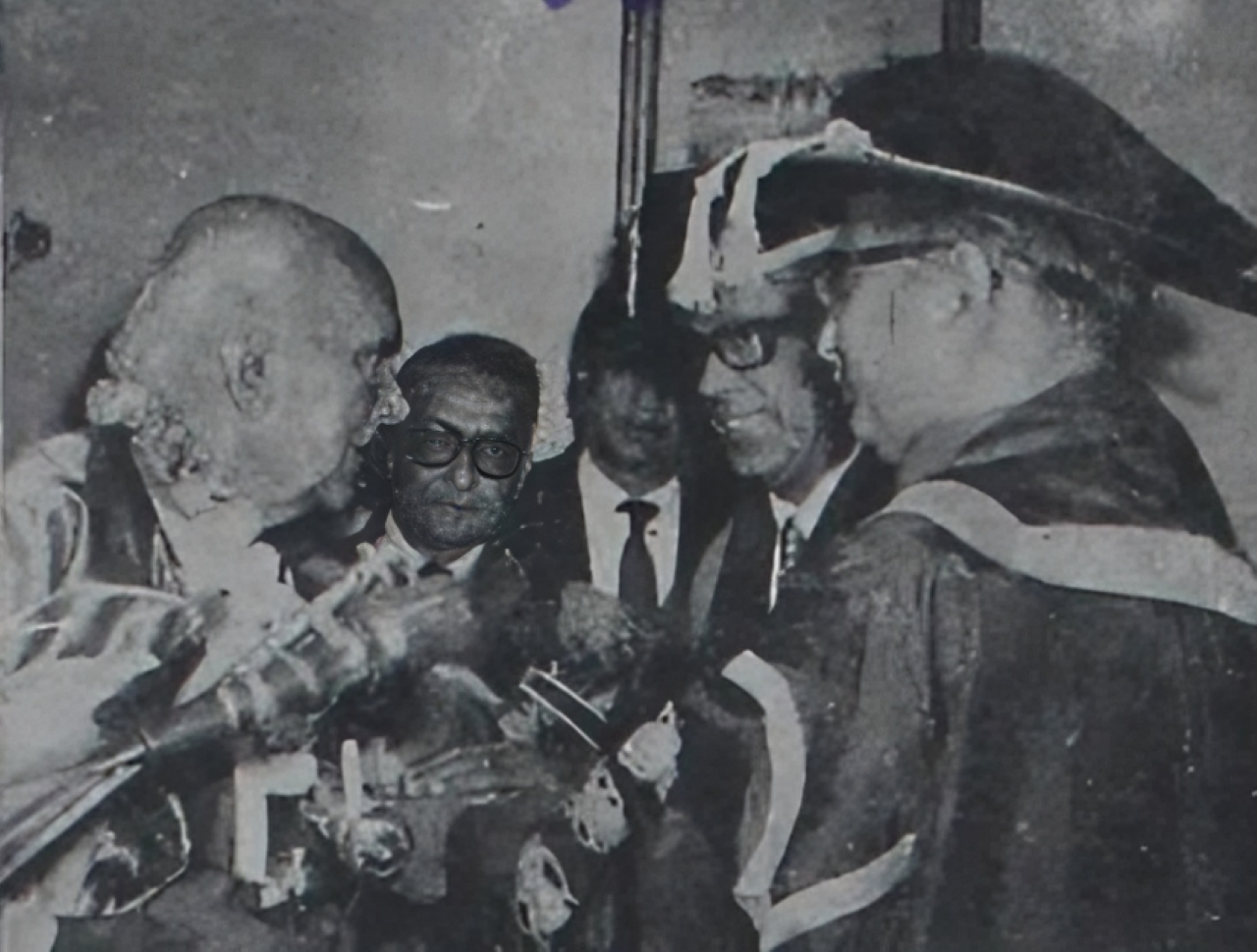 ১৯৭৫ সালের ২৫ জানুয়ারী ডি. লিট উপাধিতে ভূষিত করেন রাষ্ট্রপতি ও চ্যান্সেলর মোহাম্মদউল্লাহ