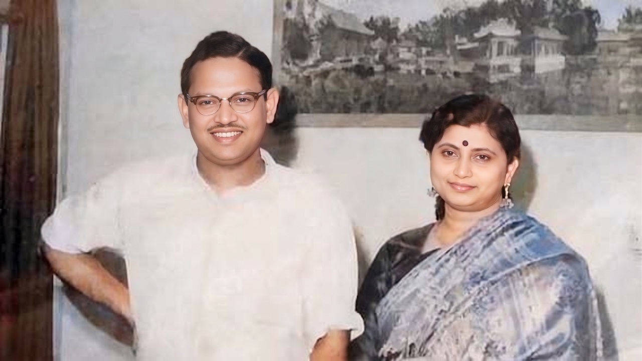 সতীনাথ মুখোপাধ্যায় । বাঙালি কণ্ঠশিল্পী, গীতিকার ও সঙ্গীত পরিচালক 3 সতীনাথ মুখোপাধ্যায় ও তার স্ত্রী উৎপলা সেন